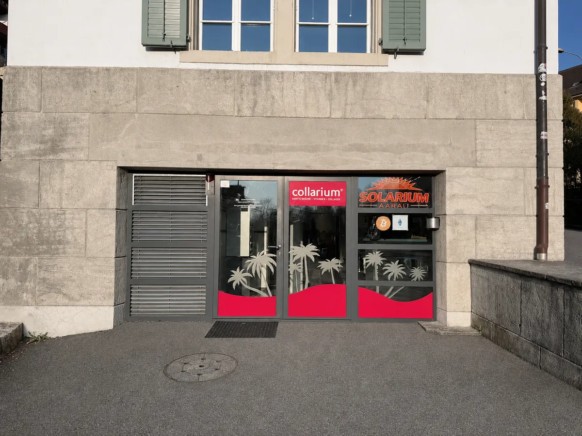 Aussenansicht des Solarium Aarau am Ziegelrain 18, mit den Schriftzügen Collarium und Solarium Aarau über dem Eingang