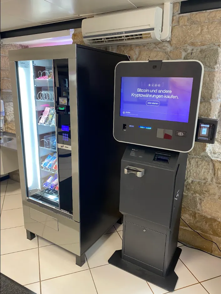 Kosmetikautomat neben dem Bitcoin-Automaten im Eingangsbereich